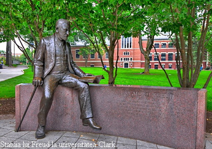 Statuia lui Freud la universitatea Clark
